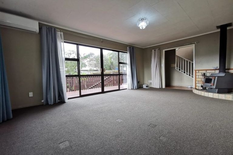 Photo of property in 16 Raphael Place, West Harbour, Auckland, 0618