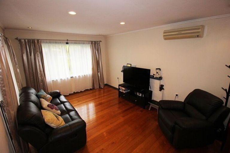 Photo of property in 17 Barron Drive, Green Bay, Auckland, 0604