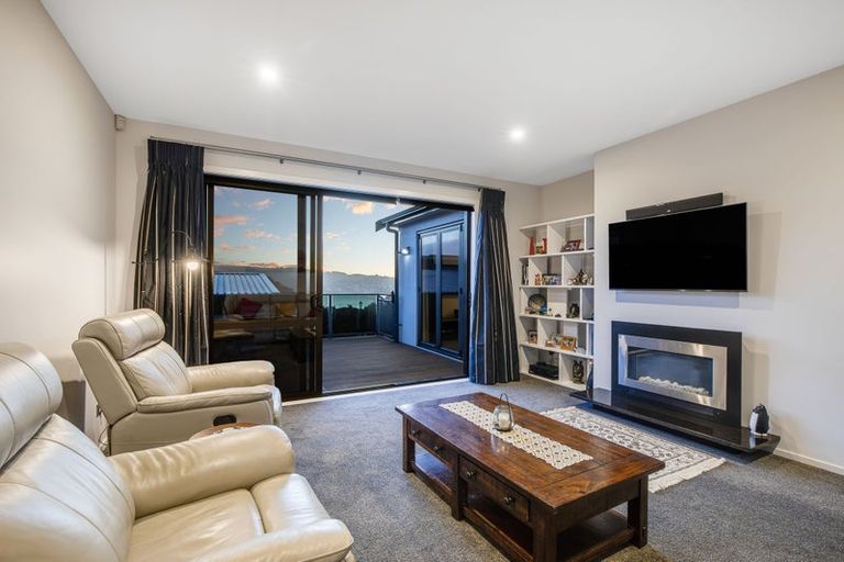 Photo of property in 6 Hollyford Place, Aotea, Porirua, 5024