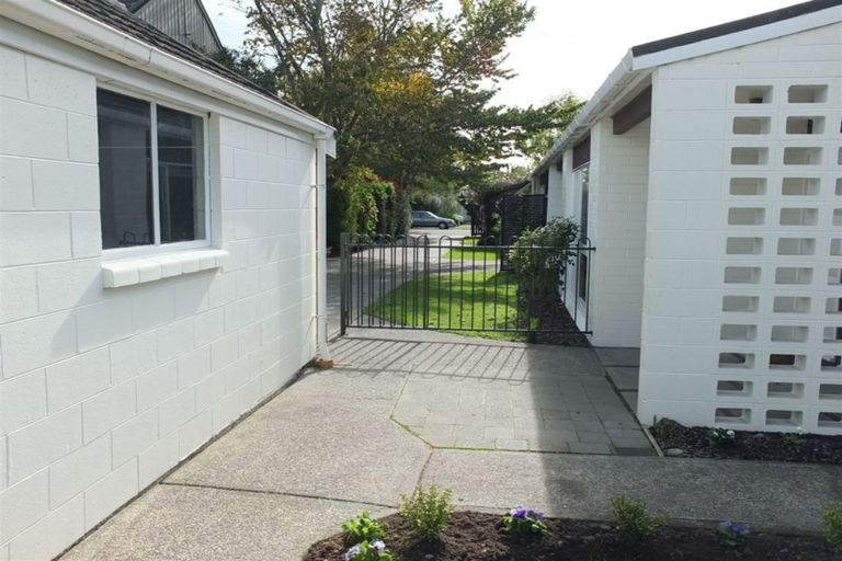 Photo of property in 2/10 Jamell Place, Avonhead, Christchurch, 8042