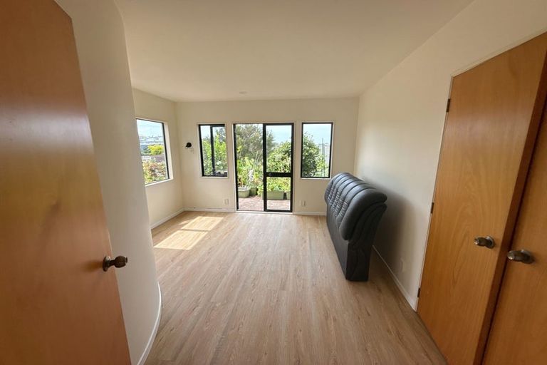 Photo of property in 16 Calypso Place, Rothesay Bay, Auckland, 0630