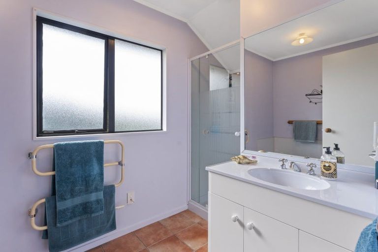 Photo of property in 5 Saunders Close, Whitby, Porirua, 5024