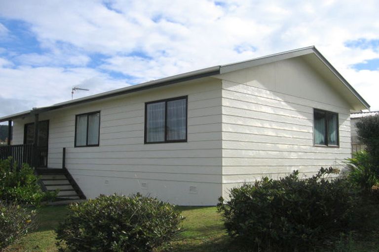 Photo of property in 2 Murchison Street, Island Bay, Wellington, 6023