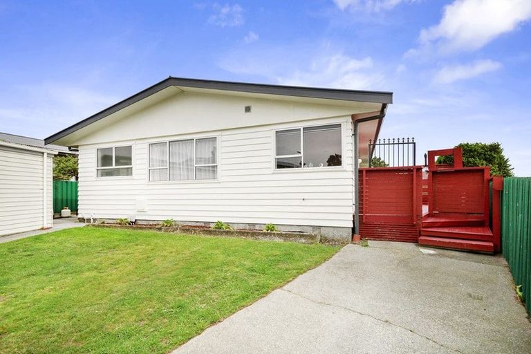 Photo of property in 27a Chetwode Grove, Newlands, Wellington, 6037