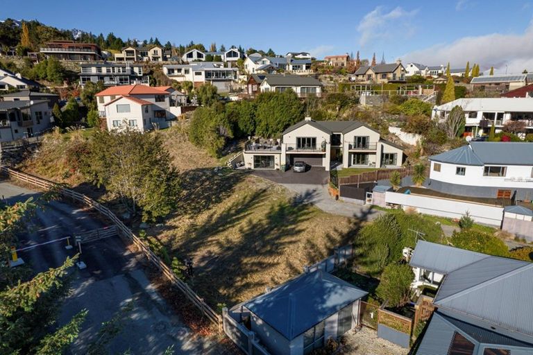 Photo of property in 4a Balmoral Drive, Kelvin Heights, Queenstown, 9300
