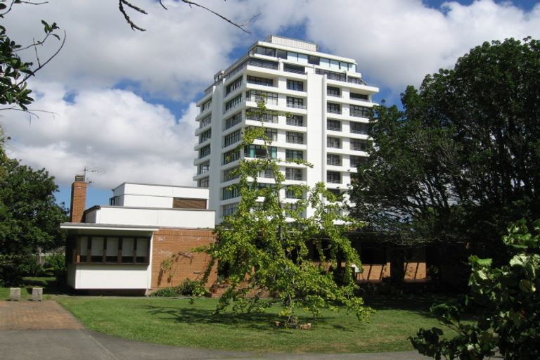 Photo of property in 37 Stanley Point Road, Stanley Point, Auckland, 0624