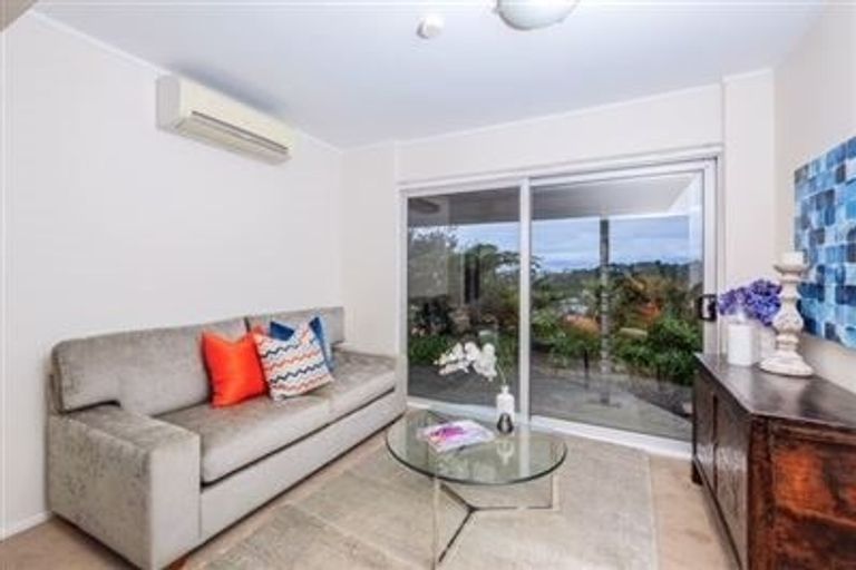 Photo of property in 6 Shearwater Rise, Rothesay Bay, Auckland, 0630