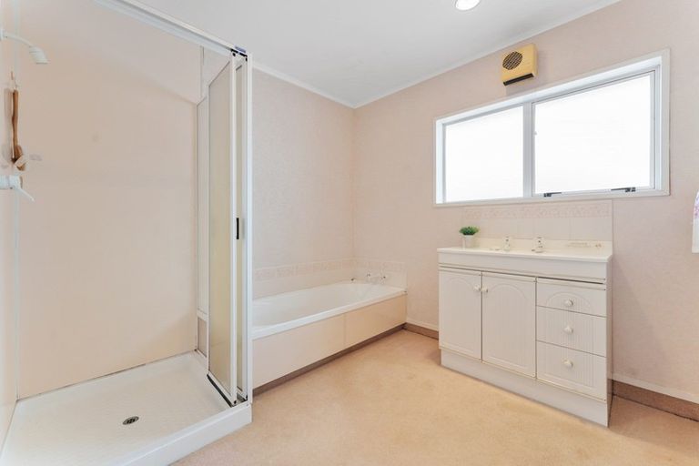 Photo of property in 4 Frank Frethey Place, Highlands Park, New Plymouth, 4312