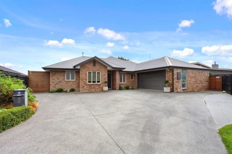 Photo of property in 5 Whio Close, Parklands, Christchurch, 8083
