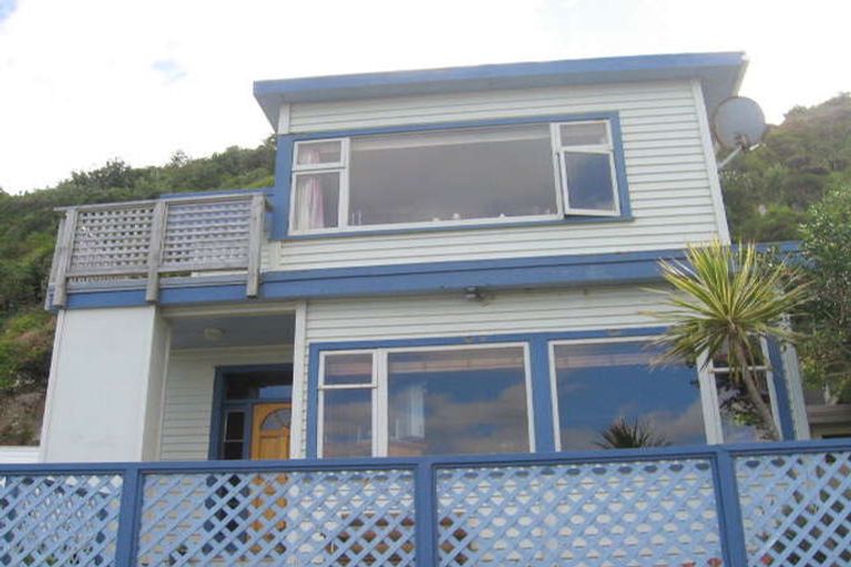 Photo of property in 105 Breaker Bay Road, Breaker Bay, Wellington, 6022