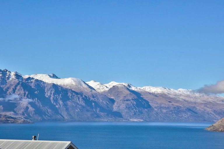 Photo of property in 70 Wynyard Crescent, Fernhill, Queenstown, 9300