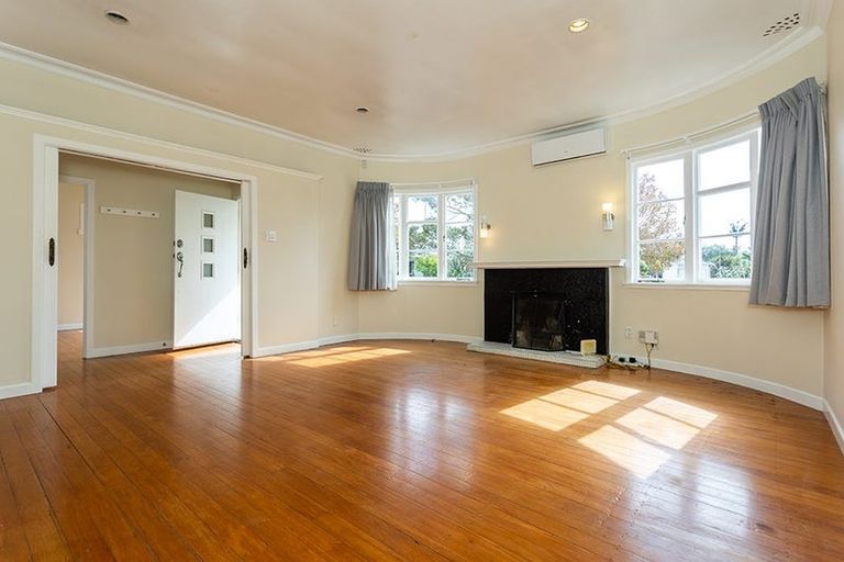 Photo of property in 1060 Great North Road, Point Chevalier, Auckland, 1022