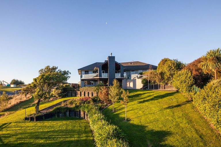 Photo of property in 85 Cashmere Drive, Fitzherbert, Palmerston North, 4410