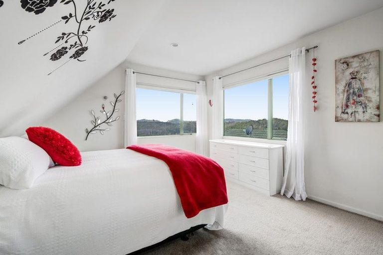 Photo of property in 8 Ngahere Views, Orewa, 0931