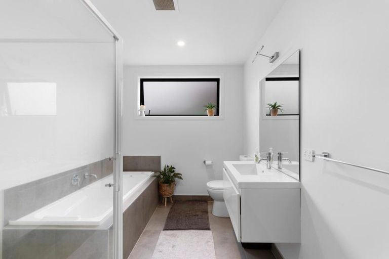 Photo of property in 24 Huxley Place, Lake Hayes, Queenstown, 9304