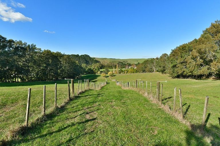 Photo of property in 1156 Peak Road, Helensville, 0875