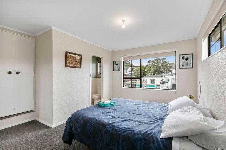 Photo of property in 32 Dominica Crescent, Grenada Village, Wellington, 6037