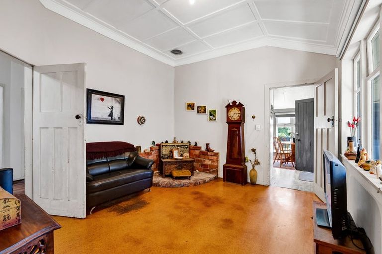 Photo of property in 43 Victoria Street, Hawera, 4610