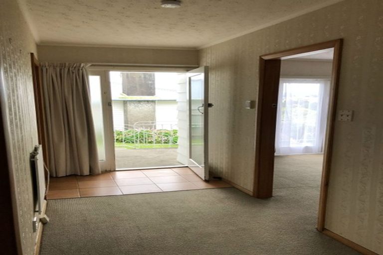 Photo of property in 75 Kenmore Street, Newlands, Wellington, 6037