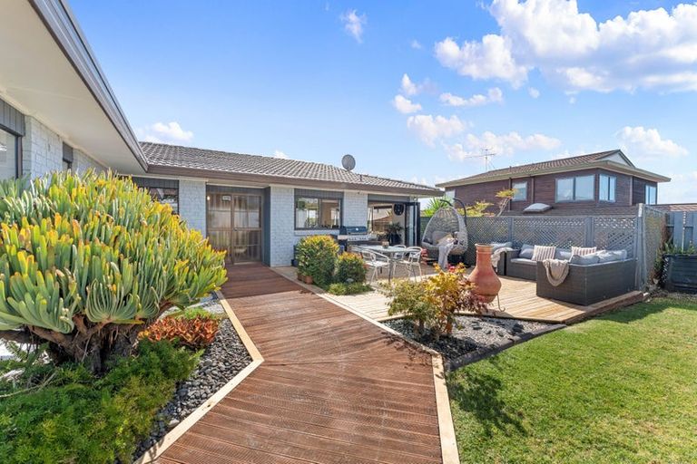 Photo of property in 37 Pigeon Mountain Road, Half Moon Bay, Auckland, 2012