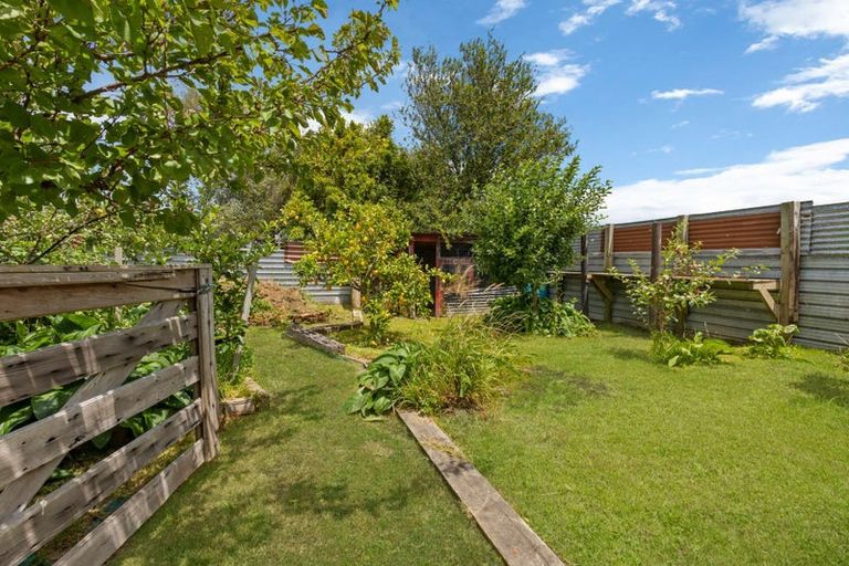 Photo of property in 2 Ngahina Street, Marton, 4710