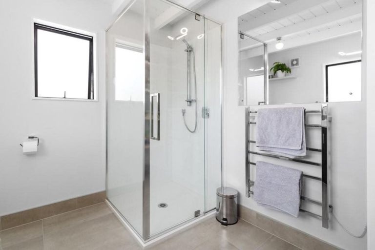 Photo of property in 16b Bay Street, Red Beach, 0932