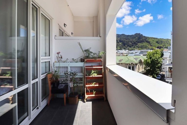 Photo of property in Stadium Garden Flats, 209/107 Thorndon Quay, Pipitea, Wellington, 6011