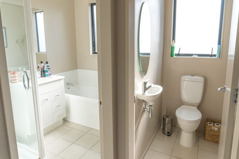 Photo of property in 5 Kaweka Close, Aotea, Porirua, 5024