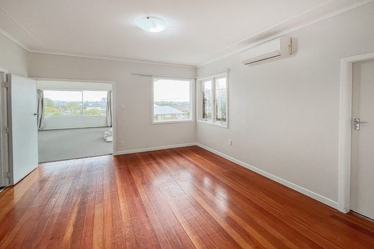 Photo of property in 6 Newington Road, Henderson, Auckland, 0612