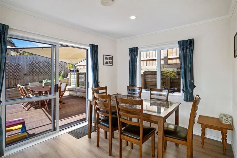 Photo of property in 2/2 Eske Place, Highland Park, Auckland, 2010