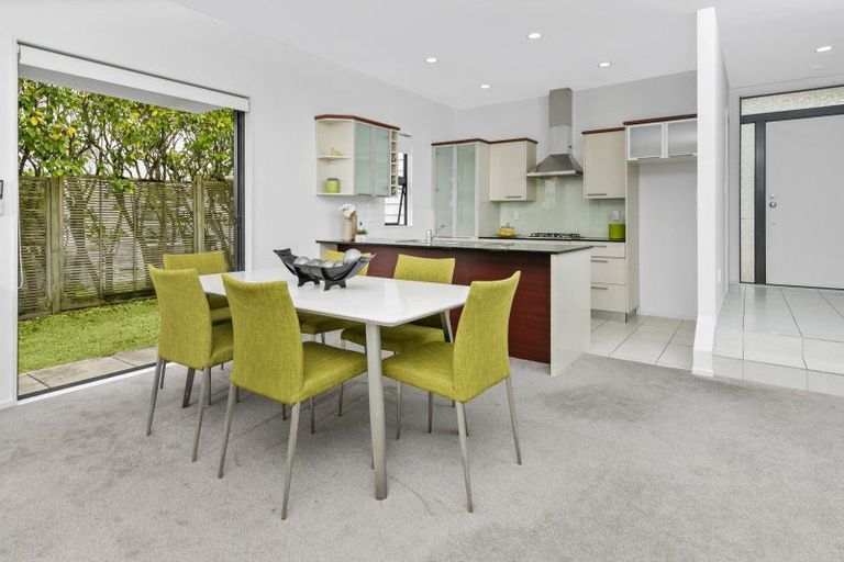 Photo of property in 4/40 Scarlet Oak Drive, Schnapper Rock, Auckland, 0632