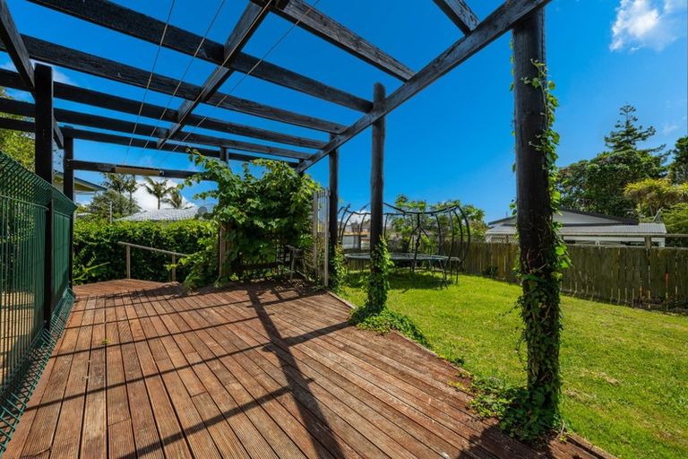 Photo of property in 10 Porter Avenue, Te Atatu South, Auckland, 0610