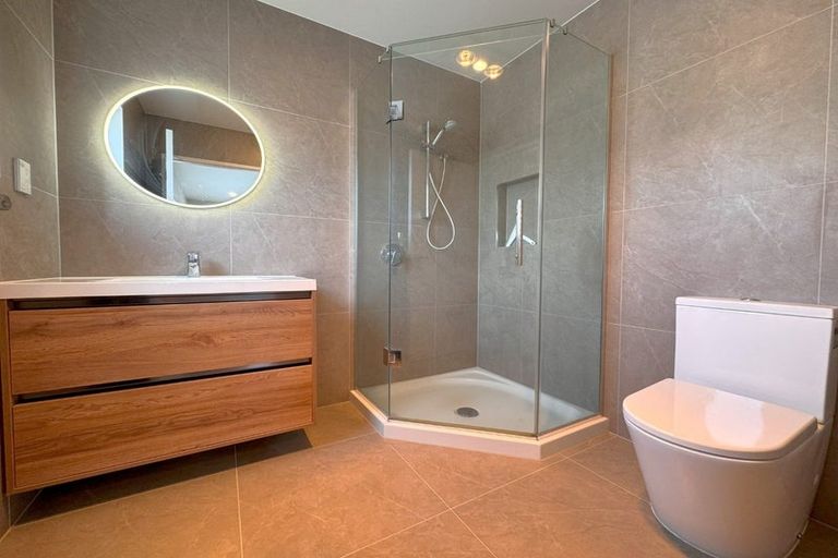 Photo of property in 17a Lake Pupuke Drive, Takapuna, Auckland, 0622