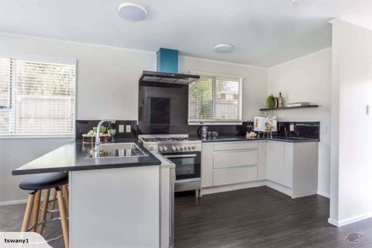 Photo of property in 1/20 Lambrown Drive, Totara Vale, Auckland, 0629