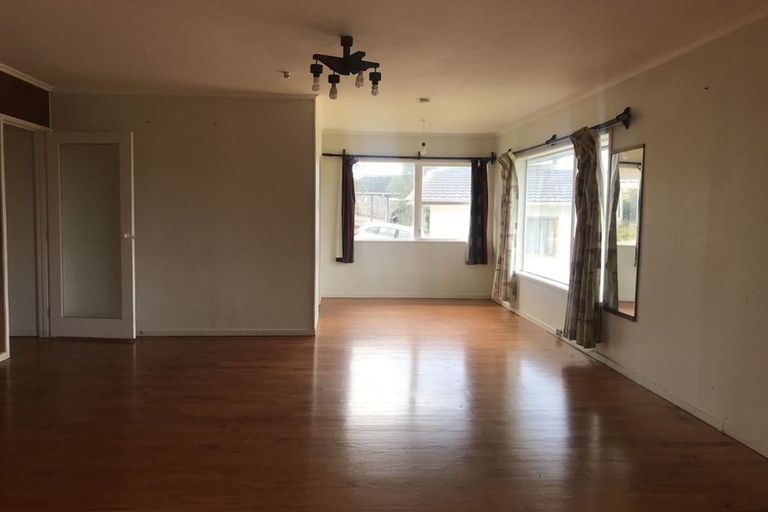 Photo of property in 71 Chivalry Road, Glenfield, Auckland, 0629