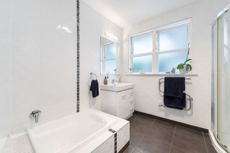 Photo of property in 21 Chartwell Avenue, Glenfield, Auckland, 0629