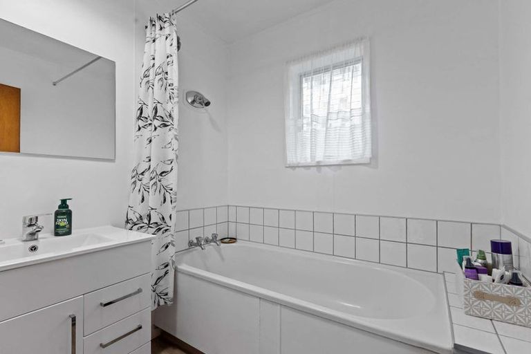 Photo of property in 1/10 Shaldon Crescent, Blagdon, New Plymouth, 4310