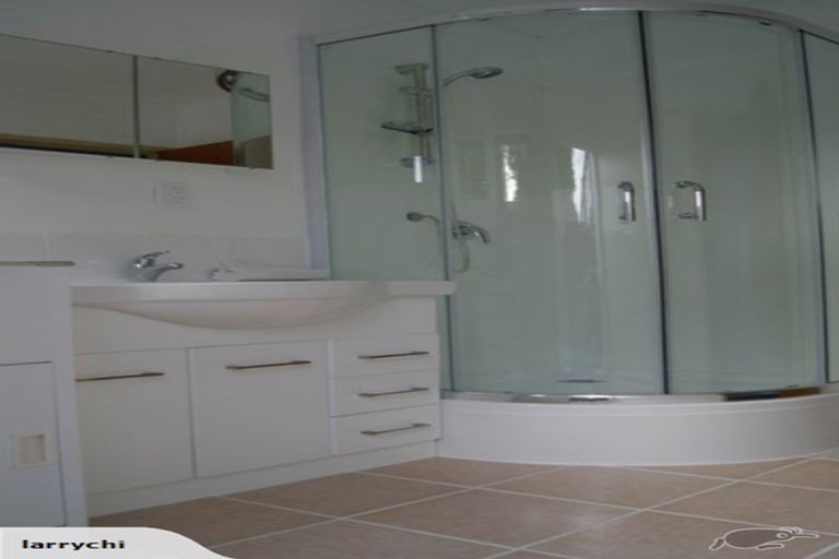 Photo of property in 2/6 Chivalry Road, Glenfield, Auckland, 0629