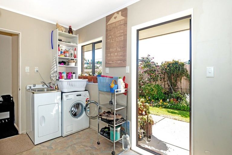 Photo of property in Orange Grove Flats, 2/549 Childers Road, Te Hapara, Gisborne, 4010