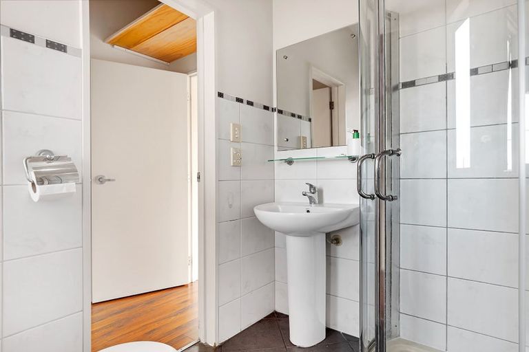 Photo of property in 1/18 Forrest Hill Road, Forrest Hill, Auckland, 0620