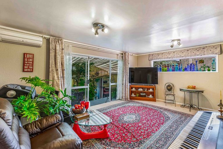 Photo of property in 1/3a Kirrie Avenue, Te Atatu South, Auckland, 0610
