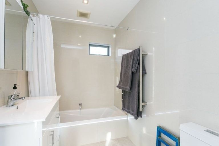 Photo of property in 19b Miles Crescent, Newlands, Wellington, 6037