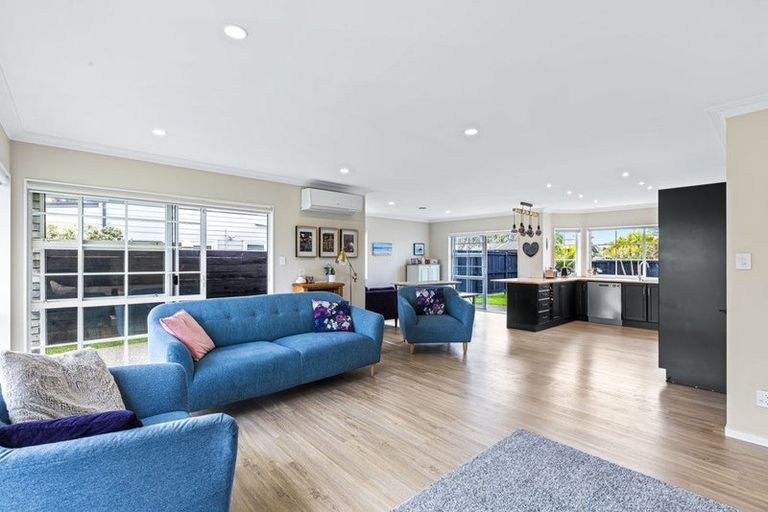 Photo of property in 33 Maygrove Drive, Orewa, 0931