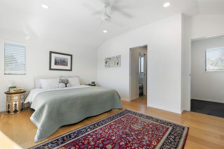 Photo of property in 2/13 Montgomery Avenue, Rothesay Bay, Auckland, 0630