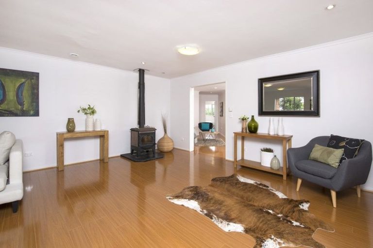 Photo of property in 22 Lochend Place, Highland Park, Auckland, 2010