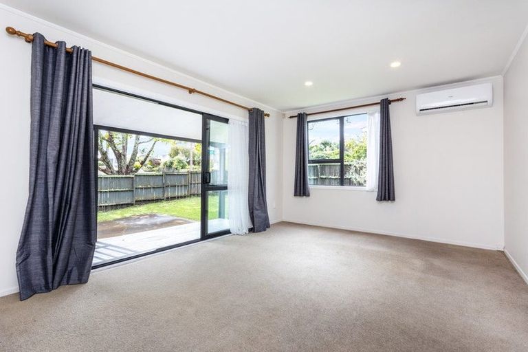 Photo of property in 2 Glucina Place, Glen Eden, Auckland, 0602