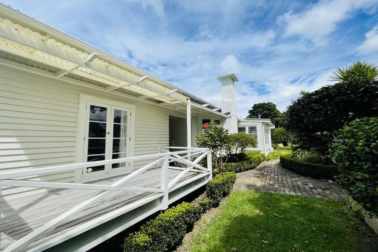 Photo of property in 14 Hanlon Crescent, Narrow Neck, Auckland, 0624