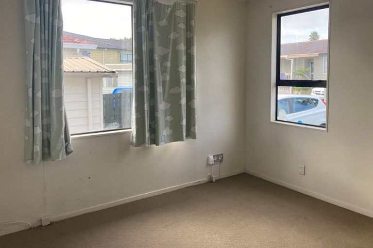 Photo of property in 19a Etherton Drive, Weymouth, Auckland, 2103