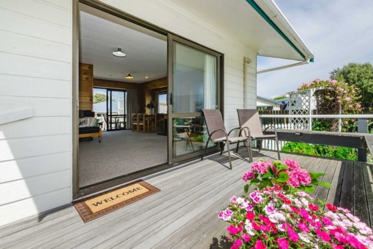 Photo of property in 6 Oratia Street, Waikanae Beach, Waikanae, 5036