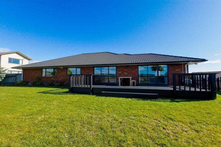 Photo of property in 12 Ron Place, Fitzherbert, Palmerston North, 4410